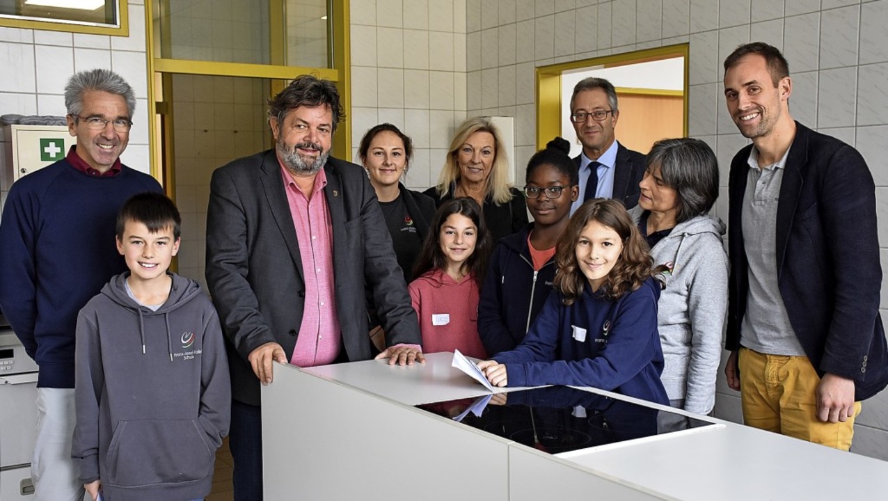 Der Landtagsabgeordnete Reinhold Pix (Dritter von links) hat die Franz-Josef-Faller-Gemeinschaftsschule besucht. Neben Schülern und Lehrer informierten ihn Martin Wider (links), Bürgermeister Andreas Graf (Hintergrund), Daniela Priebe (Zweite von rechts) 