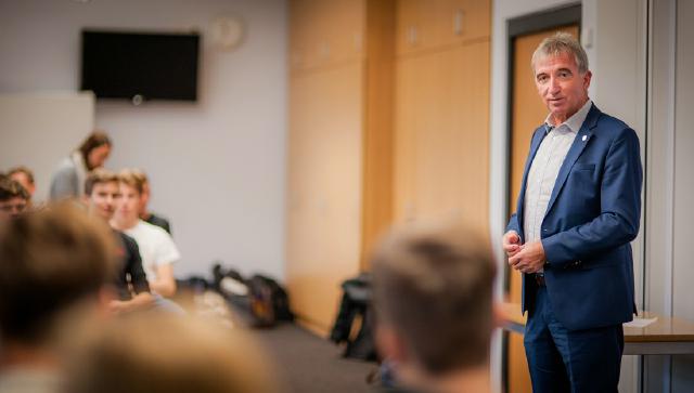 MdL Klein im Löwenrot-Gymnasium_3