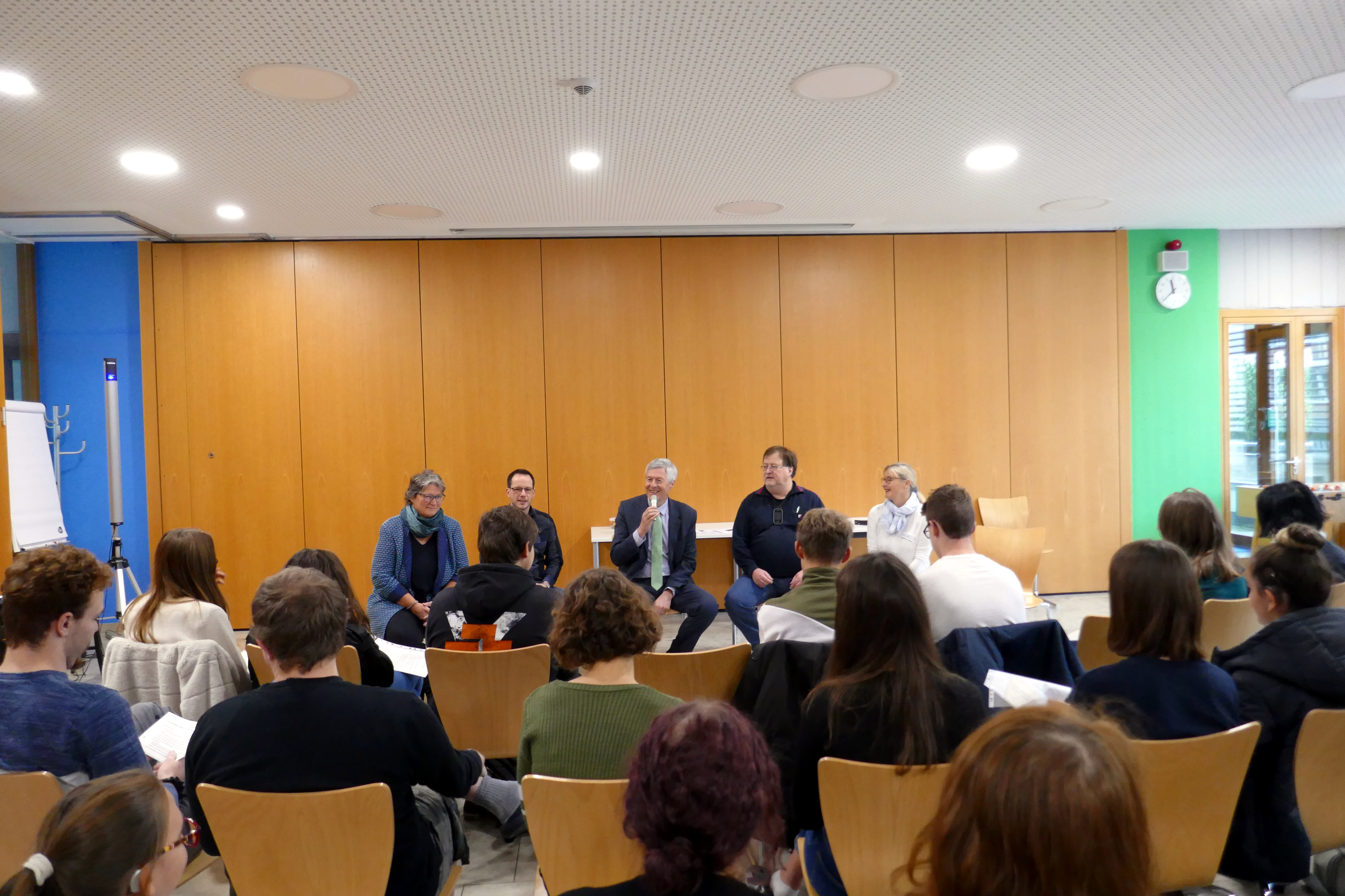 Herr Scheffold im Gespräch mit den Oberstufenschülern