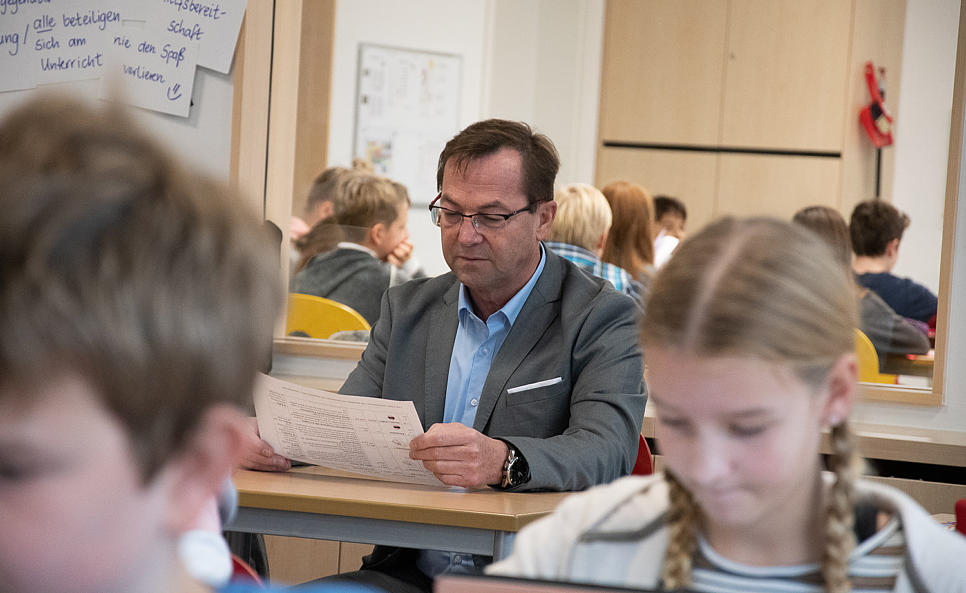 Der FDP-Politiker Jürgen Keck (MdL) zu Besuch in der Schule Schloss Gaienhofen im Rahmen des „Tags der Freien Schulen“. | Bild: Markus Worringer