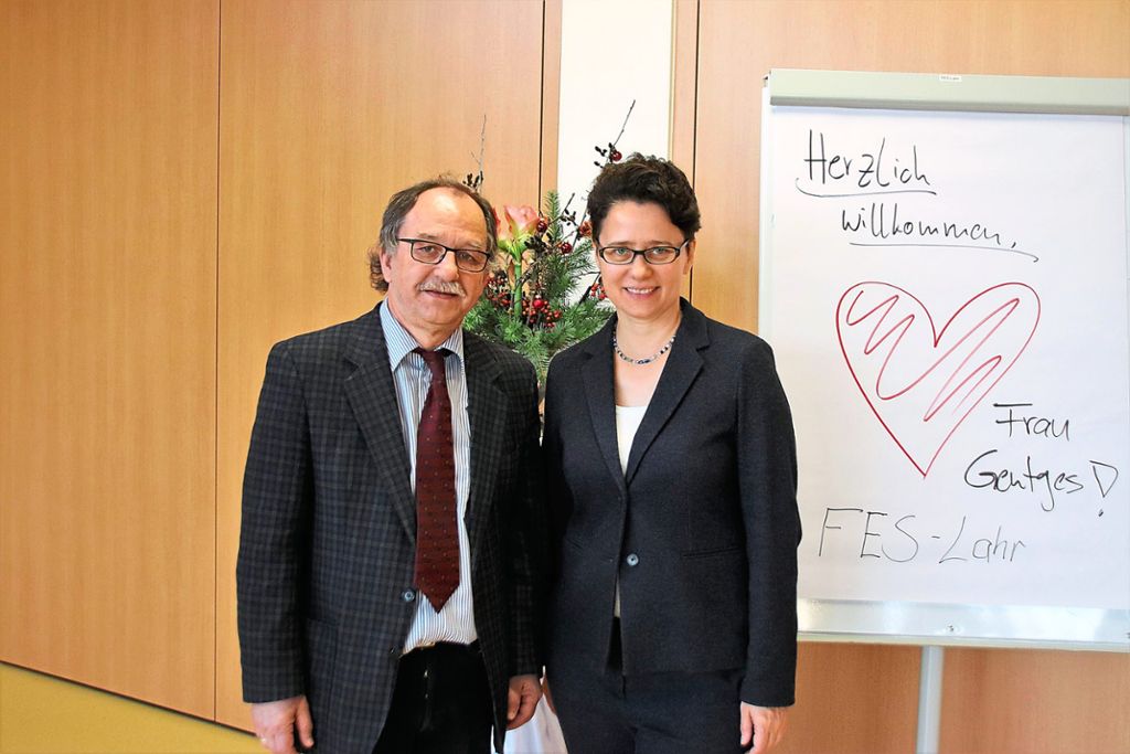 Schulleiter Walter Rudolph begrüßte Marion Gentges an der FES Lahr. Foto: Büro Gentges Foto: Lahrer Zeitung
