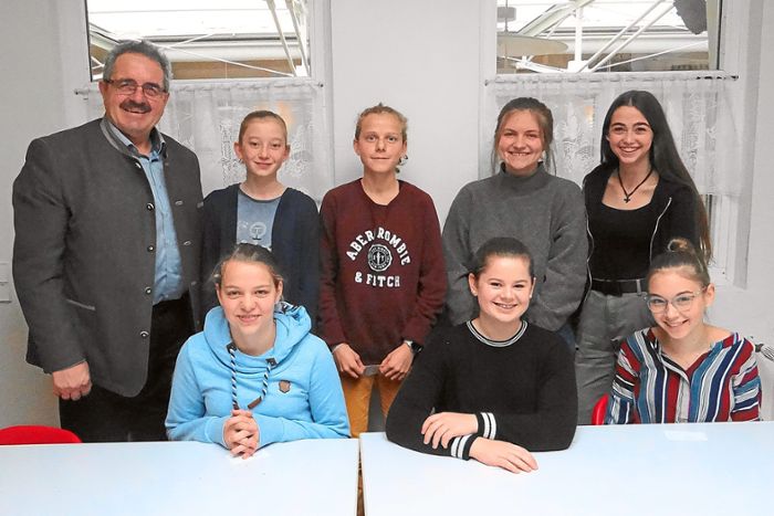 Der Landtagsabgeordnete Karl Rombach (CDU) kommt mit den sieben Schülerinnen des Weltladen-Teams der Villinger St. Ursula-Schulen zusammen. Foto: St. Ursula Schulen Foto: Schwarzwälder Bote